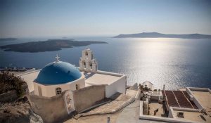यूनान के Santorini Island पर भूकंप आने की आशंका के मद्देनजर स्कूल बंद, आपात कर्मी तैनात 