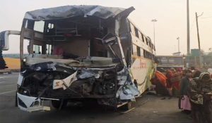 Etawah Accident : दिल्ली से महाकुंभ जा रही बस की ट्रक से हुई जोरदार टक्कर, 40 श्रद्धालु घायल