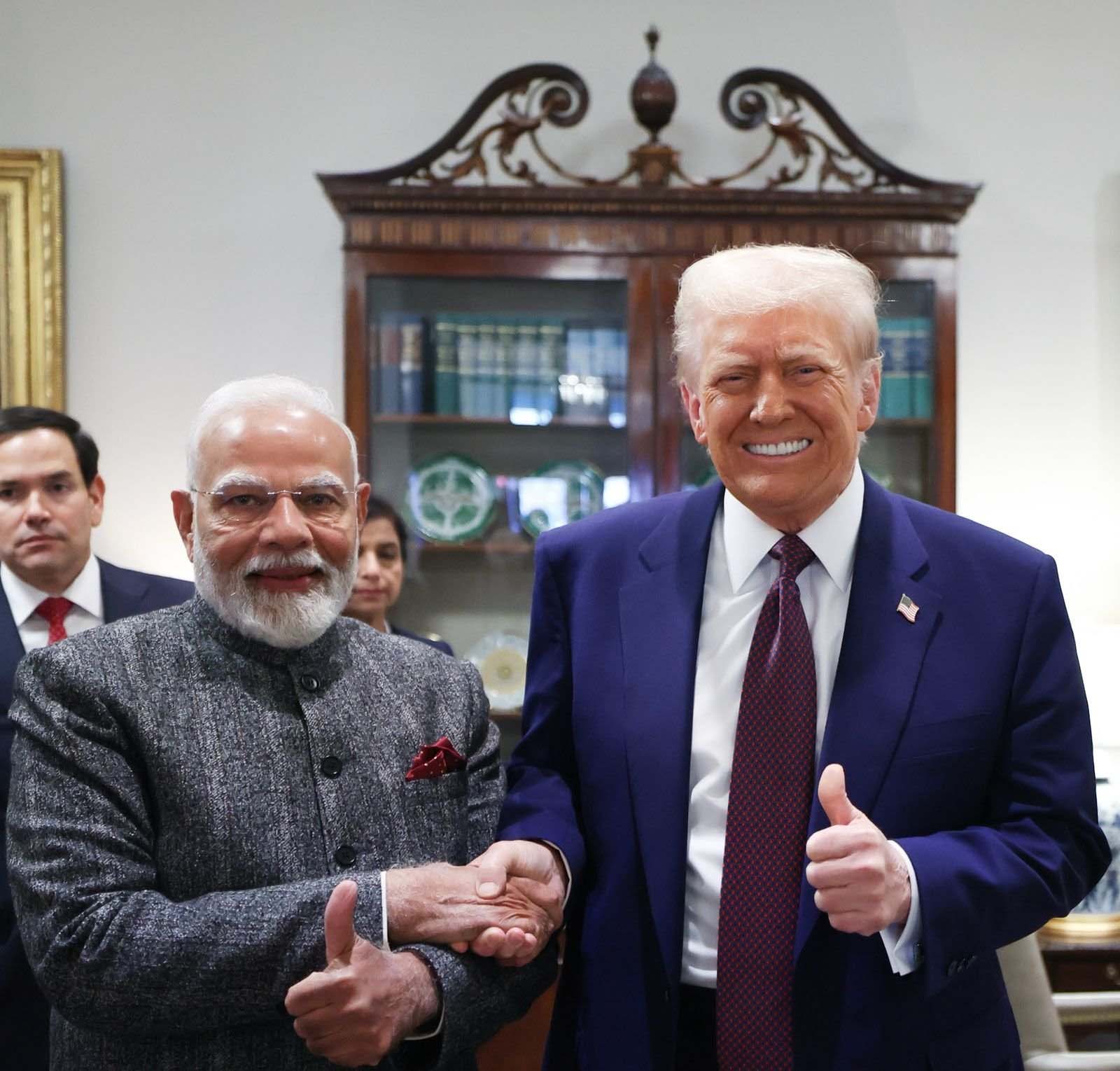 PM Modi Meet Trump: गले मिले पुराने दोस्त…डोनाल्ड ट्रंप ने PM Modi को दिया ट्रंप खास तोहफा, देखें तस्वीरें