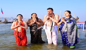 उत्तराखंड के CM Pushkar Dhami ने परिवार संग संगम में लगाई डुबकी, बोले- ‘हरिद्वार में कुंभ 2027 को भी बनाएंगे भव्य’