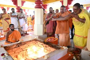 जगद्गुरु शंकराचार्य के साथ CM योगी ने किया विशिष्ट हवन