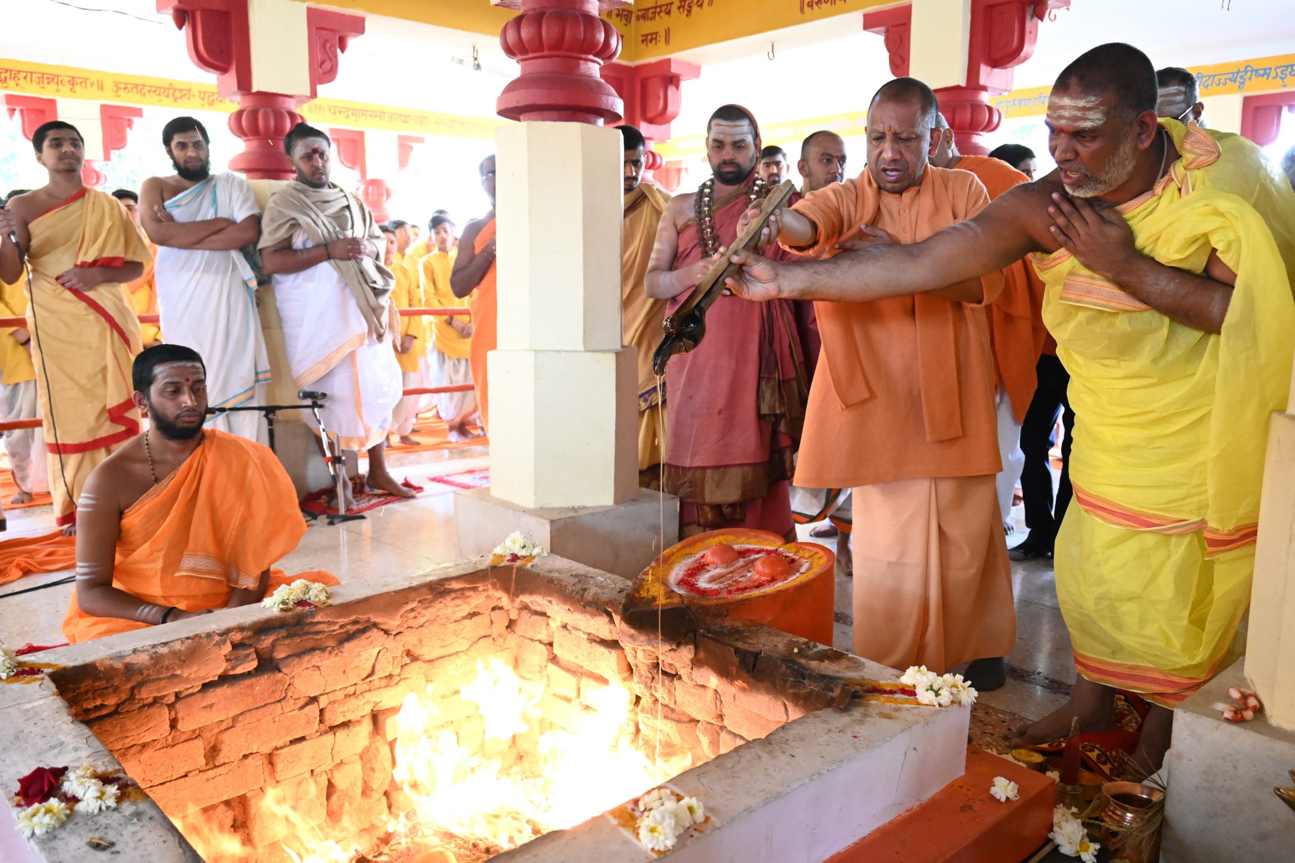 जगद्गुरु शंकराचार्य के साथ CM योगी ने किया विशिष्ट हवन