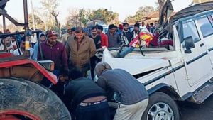 महाकुंभ से लौट रहे श्रद्धालुओं की बोलेरो की ट्रेलर से टक्कर, 4 की मौत, 6 लोग घायल