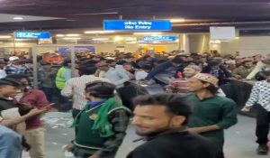 Delhi Metro News : जामा मस्जिद मेट्रो स्टेशन पर लोगों ने नियम कानून की धज्जियां उड़ाई ,मचाया हुड़दंग, देखें Video