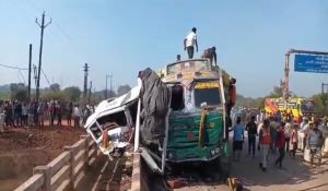 Jabalpur Road Accident : ट्रक और ट्रैवलर के बीच भीषण टक्कर, 7 श्रद्धालुओं की हुई दर्दनाक मौत