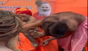 Maha Kumbh 2025 : 144 साल बाद बाबा ने ली समाधि, वायरल हो रहा अंतिम समय का Video