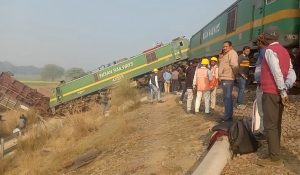 FATEHPUR TRAINS ACCIDENT : UP में मालगाड़ी की टक्कर, गार्ड और इंजन के डिब्बे हुए बेपटरी…