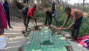संभल: जिला प्रशासन ने चंदौसी में सरकारी तालाब पर बनी अवैध मजार हटाई