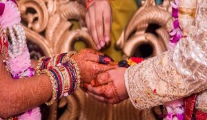 शादी के मंडप में पंडित जी पर फिदा हुई दुल्हन, Video हुआ वायरल