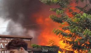 फर्नीचर दुकान में लगी भीषण आग, 150 से ज्यादा दुकानें जलकर राख… बचाव कार्य जारी, देखें Video