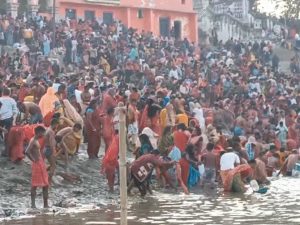 बिहार : माघ पूर्णिमा पर गंगा घाटों पर उमड़ी श्रद्धालुओं की भीड़, मंदिरों में भक्तों का तांता