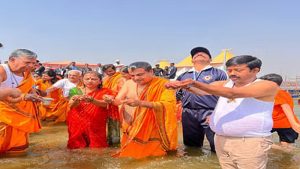 Mahakumbh : नितिन गडकरी ने सपरिवार संगम में लगाई आस्था की डुबकी, पुलिस-प्रशासन की व्यवस्था को सराहा