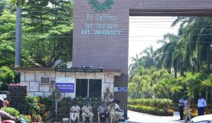 KIIT यूनिवर्सिटी में Security Guard ने दिखाई दादागिरी, छात्रों को जमकर पीटा, Video हुआ वायरल