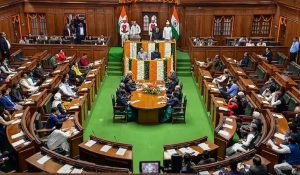 Delhi Assembly : AAP के सभी विधायक पूरे दिन के लिए सस्पेंड, CM रेखा गुप्ता ने पेश किया CAG रिपोर्ट… 2002 करोड़ का नुकसान
