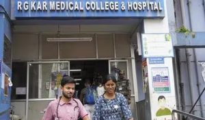 Kolkata Crime News : फंदे से लटकी मिली RG Kar Medical College की छात्रा… शव को देख मां के उड़े होश