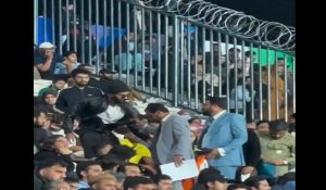 Video : पाकिस्तान में भारतीय तिरंगा लहरा रहा था शख्स, देखिए पुलिस ने किस तरह से किया अरेस्ट