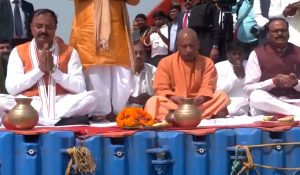 CM Yogi Visit Prayagraj : महाकुंभ के समापन पर प्रयागराज पहुंचे CM योगी, घाट पर लगाई झाड़ू… फिर की पूजा-अर्चना