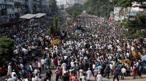बांग्लादेश : ढाका में सड़कों पर उतरे हजारों मजदूर, हाईवे किया जाम, क्या है मामला?