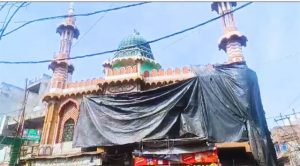 अलीगढ़ में होली पर शांति बनाए रखने के लिए मस्जिद को तिरपाल से ढंका, पुलिस भी रहेगी तैनात