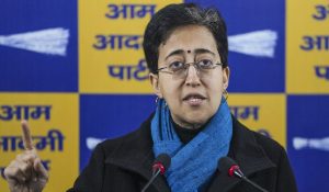 क्या लोगों को शराबी बनाना चाहती है योगी सरकार, एक बोतल के साथ एक फ्री ऑफर पर भड़की आतिशी 