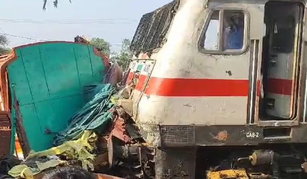 Amravati Express collides with truck