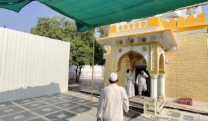Maharashtra में औरंगजेब की कब्र की सुरक्षा बढ़ाई गई, लगी लोहे की दीवारें, प्रवेश पर लगाई गई रोक