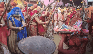 उत्साह के साथ बरसाना में लट्ठमार होली की शुरुआत, गोपियों ने हुरियारों पर बरसाए लट्ठ