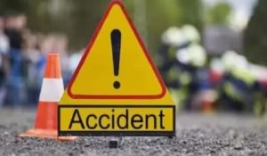 Maharashtra News : तेज रफ्तार ट्रक ने एक ऑटोरिक्शा को मारी टक्कर… रेलिंग तोड़कर नदी में गिरा, एक की मौत 