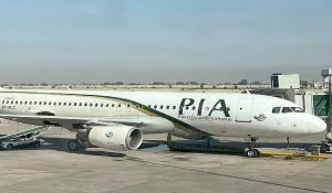 एक पहिया गिरने के बावजूद सुरक्षित उतरा PIA का विमान