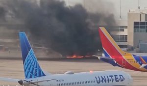 डेनवर हवाई अड्डे पर ‘American Airlines’ के विमान में लगी आग, 12 लोग अस्पताल में भर्ती 