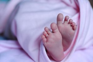 प्रयागराज में विक्षिप्त महिला ने सड़क किनारे दिया बच्चे को जन्म