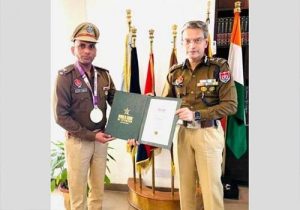 DGP गौरव यादव ने ASI अशोक कुमार को असाधारण कलाकारी के लिए प्रशंसा पत्र देकर किया सम्मानित