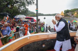 मॉरीशस में PM Modi की एक झलक पाने को बेताब दिखे लोग, सड़क पर उमड़ी भीड़, देखें तस्वीरें