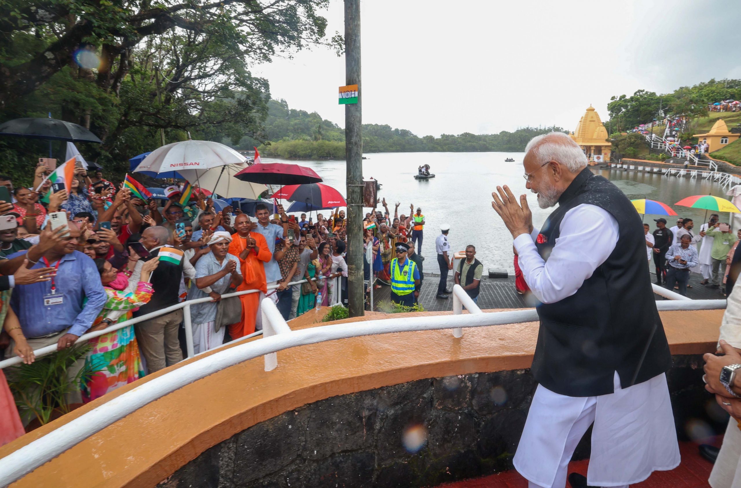 मॉरीशस में PM Modi की एक झलक पाने को बेताब दिखे लोग, सड़क पर उमड़ी भीड़, देखें तस्वीरें