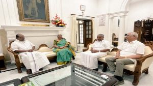वित्त मंत्री Nirmala Sitharaman ने दिल्ली में केरल के CM Pinarayi Vijayan से मुलाकात की