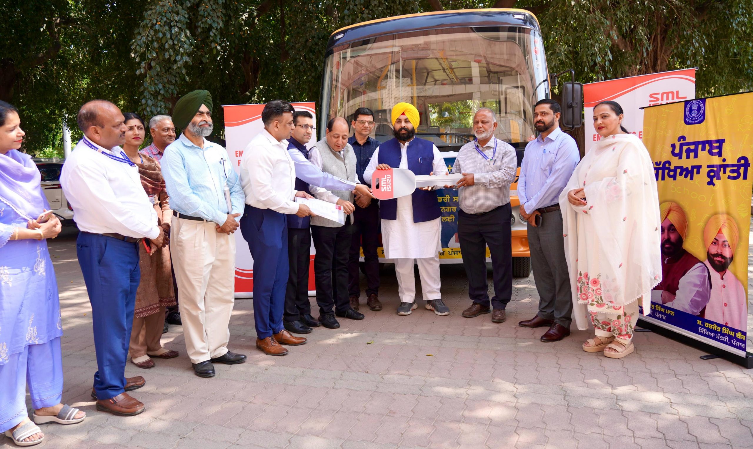 हरजोत बैंस ने विद्यार्थियों के ‘शिक्षा तक सफर’ को आसान बनाने के लिए रोपड़ जिले के स्कूल को नई बस समर्पित की