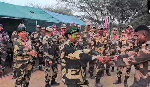 Rajasthan में BSF के जवानों ने रंग-गुलाल उड़ाकर मनाई होली, देखें Video