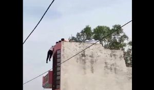 दबंगों की क्रूरता, शख्स को 3 मंजिला मकान पर लटकाकर पीटा, Video हुआ वायरल