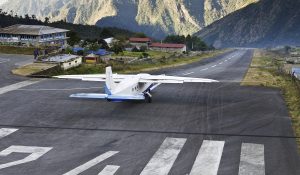 Dangerous AirPort : दुनिया का सबसे खतरनाक AirPort, यात्रियों के साथ ही साथ थम जाती है पायलट की सांसे