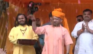 CM योगी ने गोरखपुर में होलिका दहन कार्यक्रम में लिया भाग, देखें Video