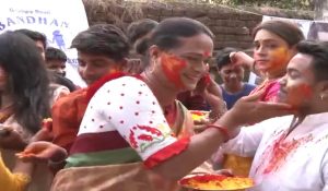ट्रांसजेंडर समुदाय का रंगारंग त्योहार, गुलाल और रंग लगाकर धूमधाम से मनाई होली, देखें Video