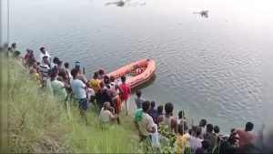 UP News: अंतिम संस्कार करने जा रहे लोगों से भरी नाव नदी में पलटी; 3 की मौत, कई लापता