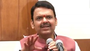 कानून के दायरे में ही मिलेगा मराठा आरक्षण, सरकार बातचीत के लिए तैयार: CM फडणवीस