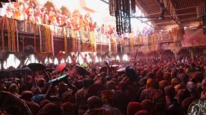मथुरा : राधा दामोदर मंदिर में होली का आगाज, श्रद्धालुओं ने लगाया एक-दूजे को गुलाल