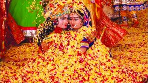 मथुरा: फुलेरा दूज पर लाडली जी महाराज मंदिर में चंग की थाप पर झूम उठे भक्त