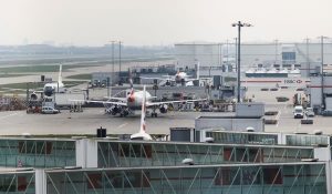 London: हीथ्रो एयरपोर्ट पर परिचालन पूरी तरह से शुरू, आग लगने से गुल हो गई थी बिजली