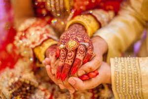 इस इलाके में 3 बच्चों के पिता ने खुद को कुंवारा बताकर युवती से की शादी, मचा बवाल