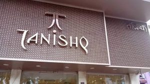 Tanishq Showroom : तनिष्क शोरूम में दिनदहाड़े 25 करोड़ की लूट, बंदूक की नोंक पर उड़ाए जेवरात, मचा हड़कंप