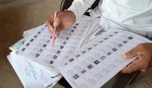Voter ID से लिंक होगा आधार कार्ड, चुनाव आयोग का बड़ा फैसला 