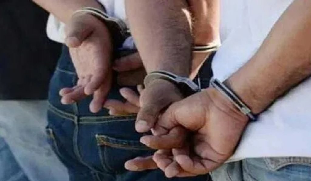 2 robbers caught in police encounter